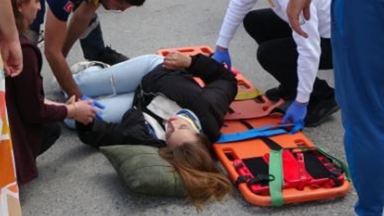 Motorcu genç kızı kadın sürücü hastanelik etti