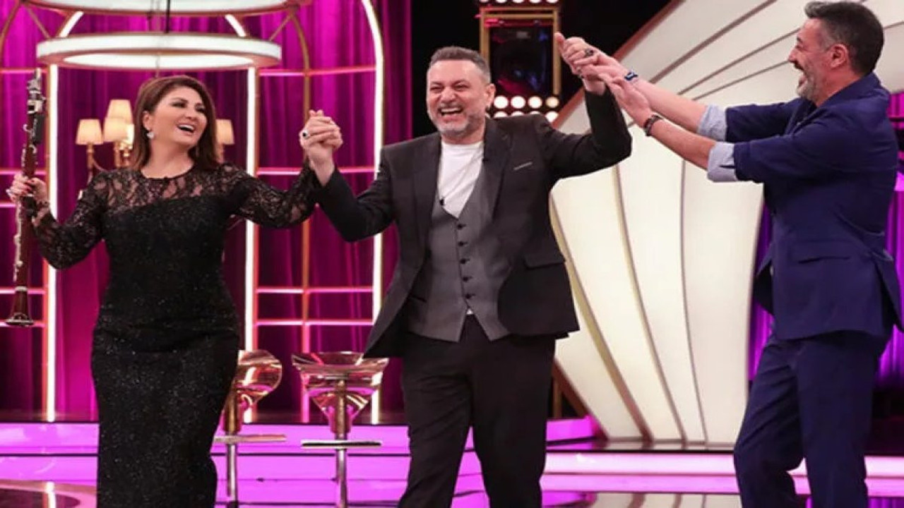 Hüsnü Şenlendirici 'Şarkılar Bizi Söyler' ile ekrana geri döndü. Bağırsak kanserine yakalanmıştı