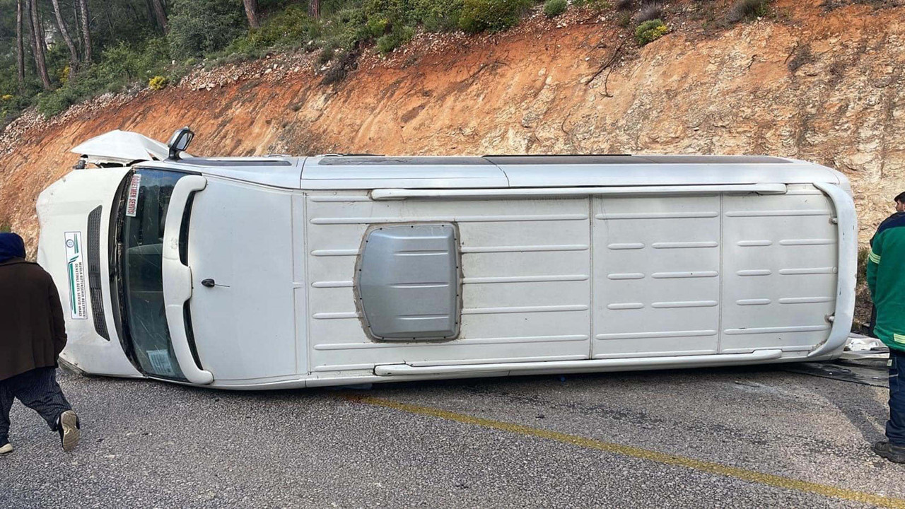 Muğla'da servis minibüsü devrildi: 8'i öğretmen 10 yaralı