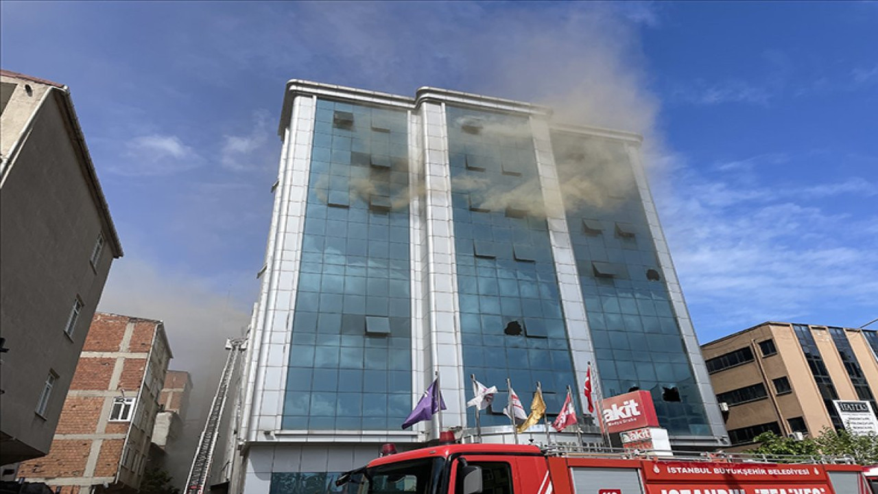 Küçükçekmece'de halı imalathanesindeki yangına müdahale sürüyor