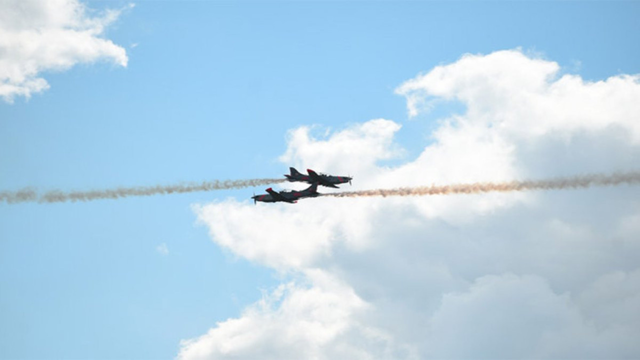 Gösteri uçakları havada çarpıştı. Pilotlar uçakları piste indirmeyi başardı