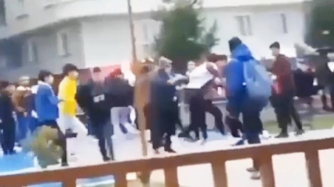 Liselilerin tekmeli- yumruklu kavgası kamerada