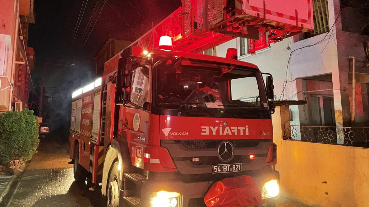 Sakarya'da ahşap bir ev yangında kül oldu