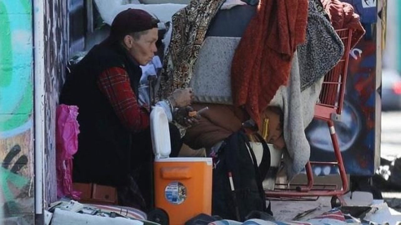 Tanınmış model çöpten yiyecek toplarken görüntülendi. Güzelliği ile bir döneme damga vurmuştu