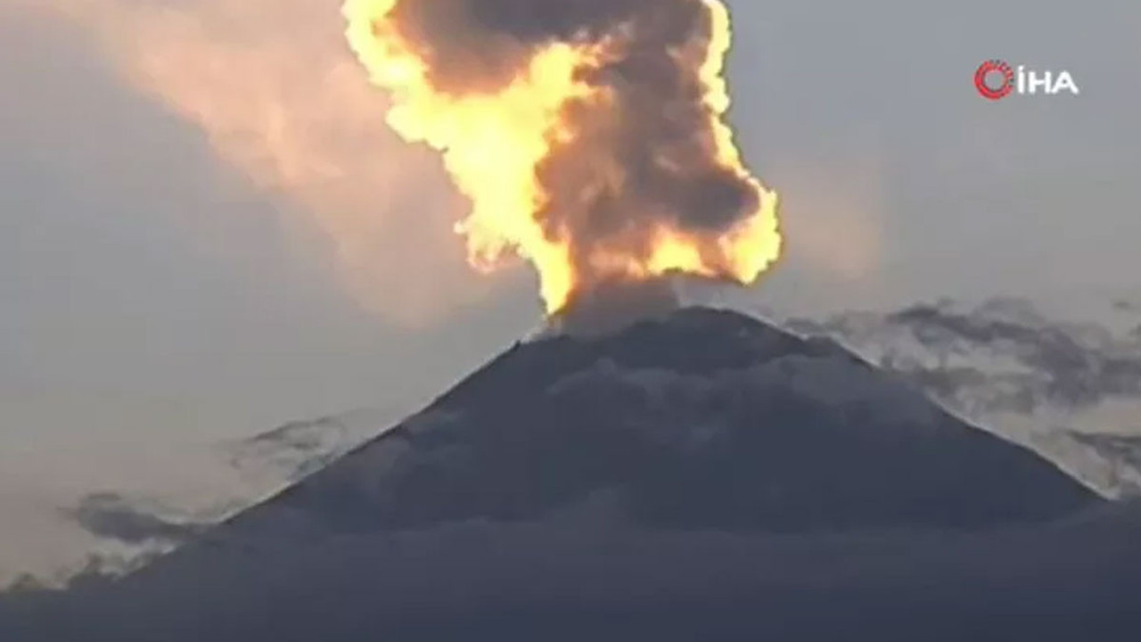 Meksika'daki Popocatepetl Yanardağı'ndan kül yağıyor