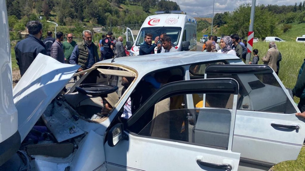 Kamyon ve otomobil çarpıştı. 5 kişi yaralandı