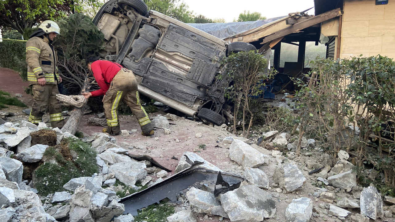 Bahçelievler’de otomobil kafenin bahçesine uçtu: 1 ağır yaralı