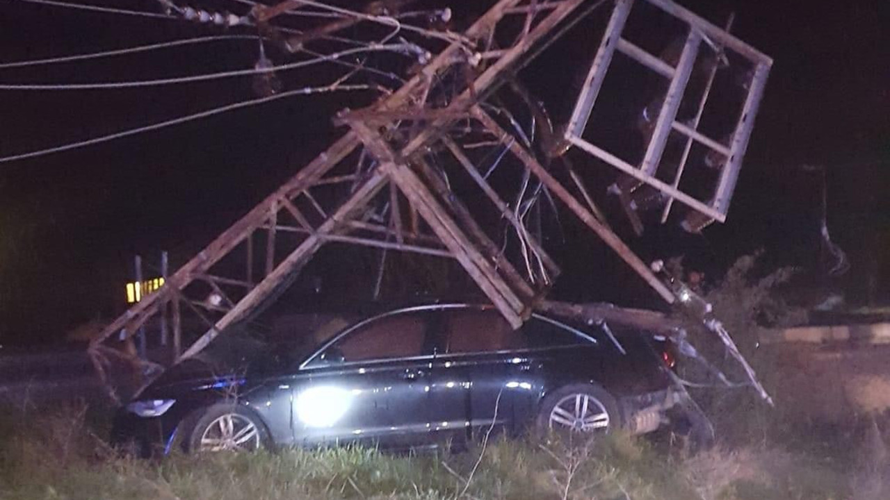 Ehliyetsiz sürücü elektrik direğine çarptı: 3 yaralı