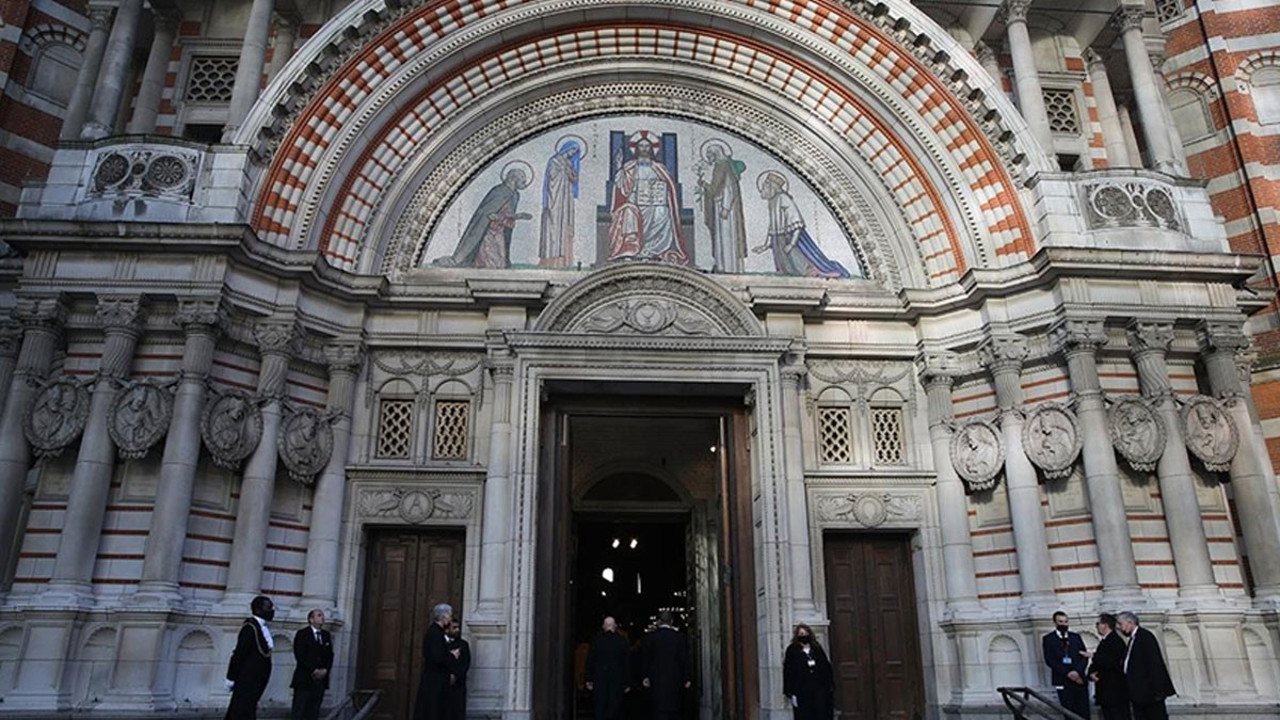 İngiltere'de ilk kez kadın rahipler taç giyme töreninde yer alacak