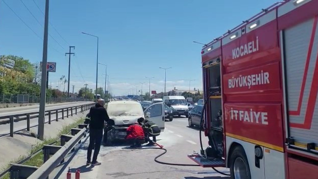 Seyir halindeki araç alev aldı (30 Nisan 2023)