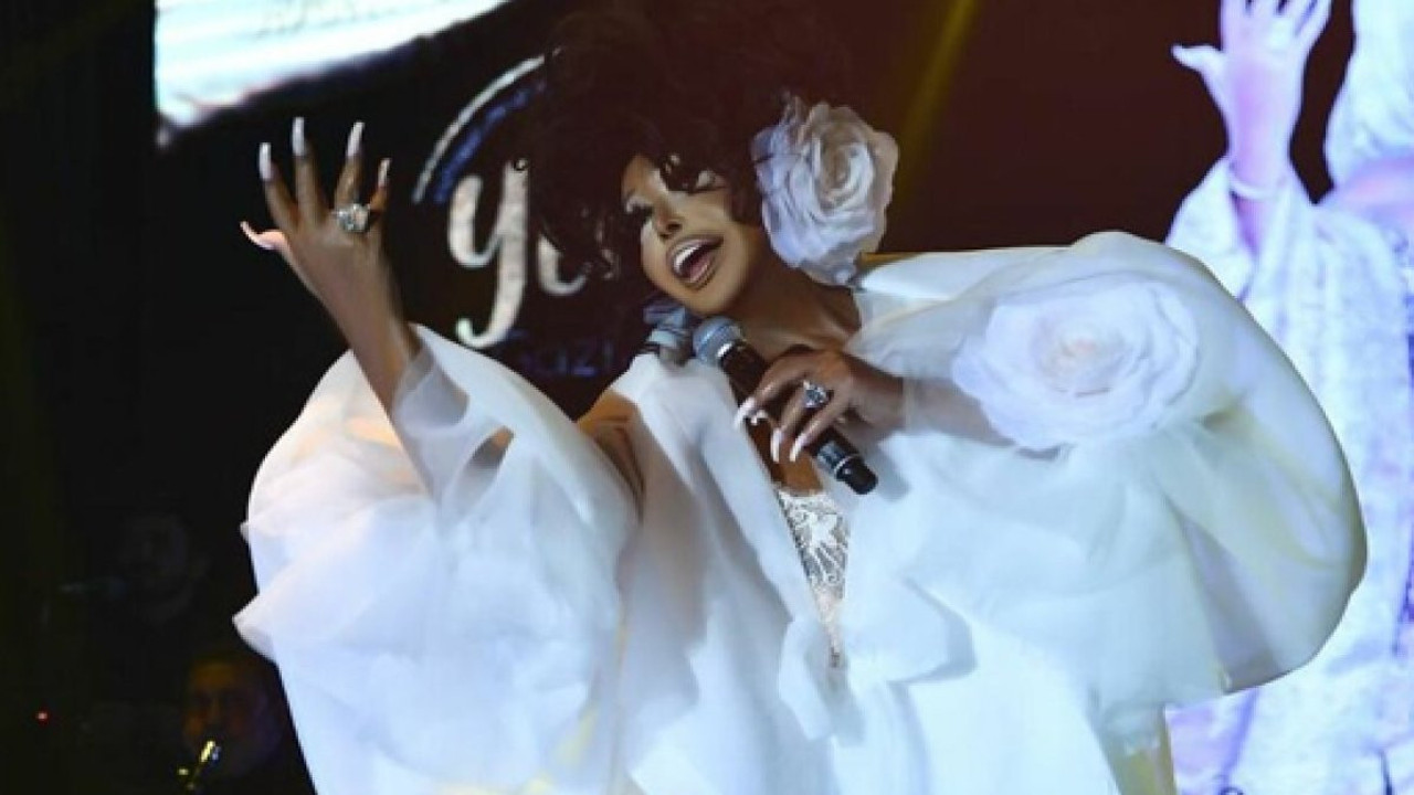 Bülent Ersoy beyaz kostümü ile geline benzetildi