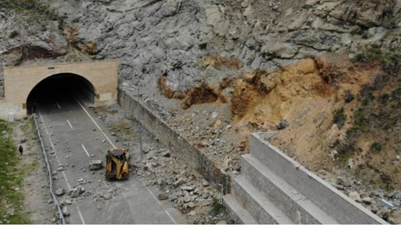 Gümüşhane’de heyelan. Karayolu ulaşıma kapatıldı