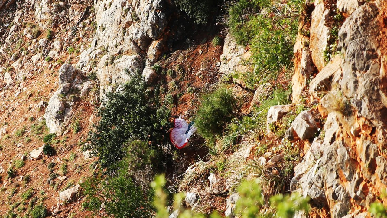 Alanya'da kayalıklara düşen yamaç paraşütü pilotu yaralandı