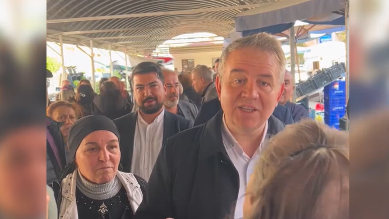 Emekli öğretmen AKP adayını fena kıstırdı. Milletvekili adayı cevap veremeyince oradan uzaklaştı