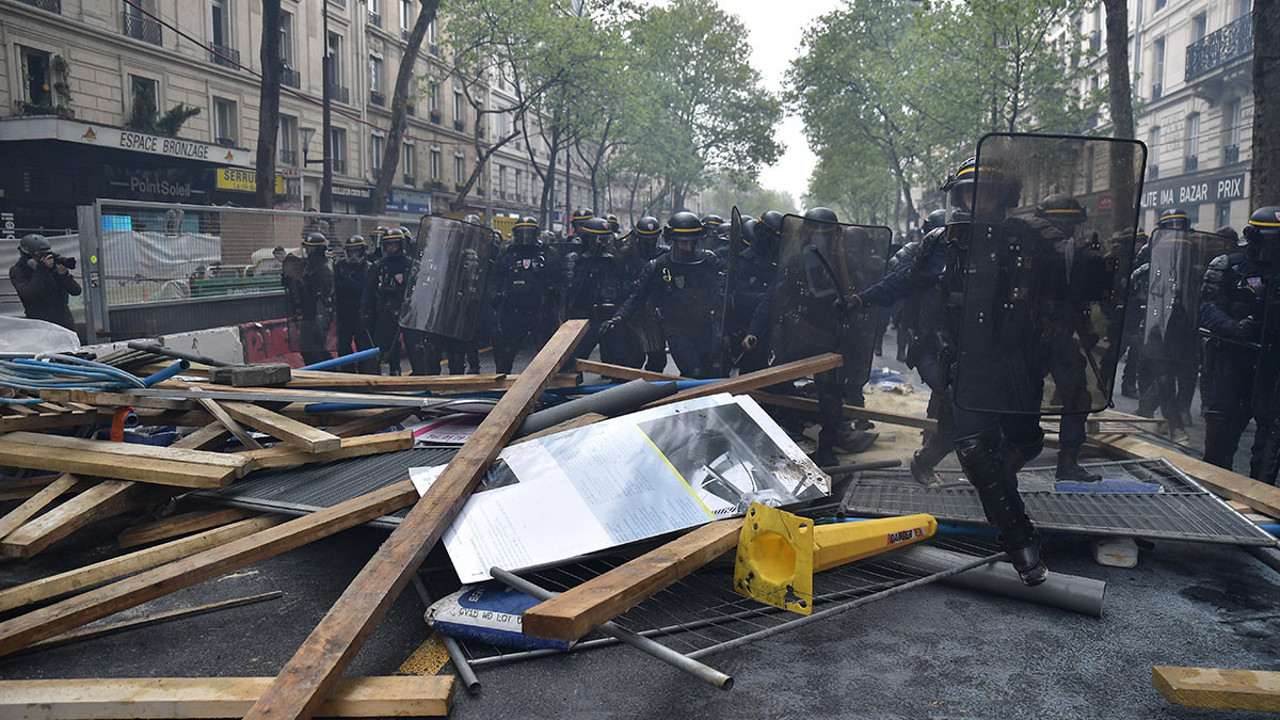 Fransa'da 1 Mayıs gösterilerinde en az 200 sivil ve gösterici ile 406 polis yaralandı