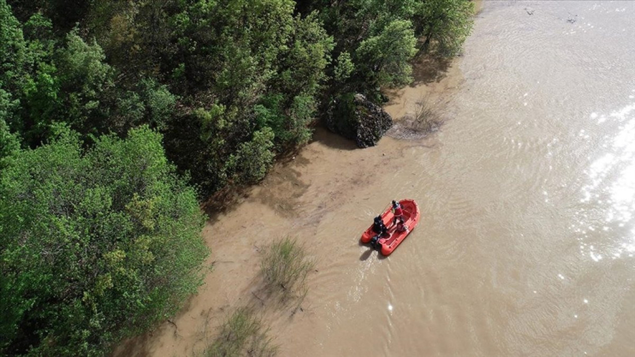 Munzur Çayı'nda kaybolan 3 kişiyi arama çalışmaları devam ediyor (02 Mayıs 2023)