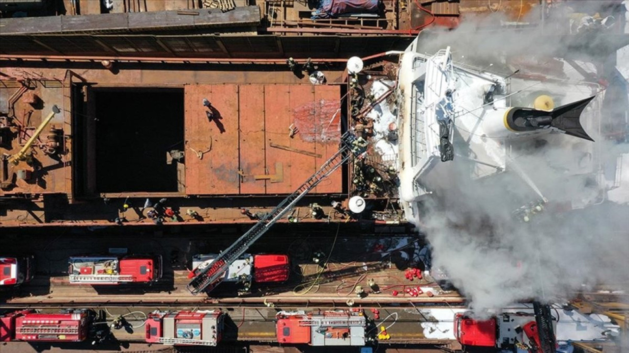 Tuzla'da gemi yangını (02 Mayıs 2023)