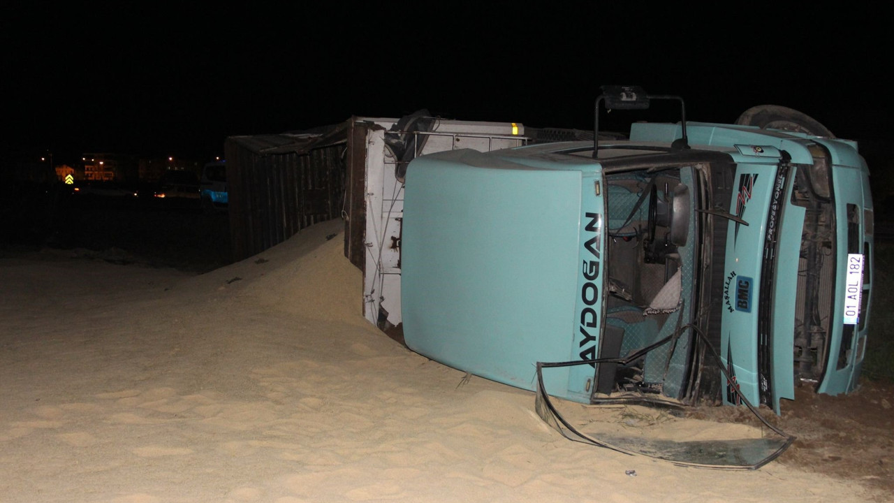 Tır devrildi: 20 ton kepek tarlaya saçıldı