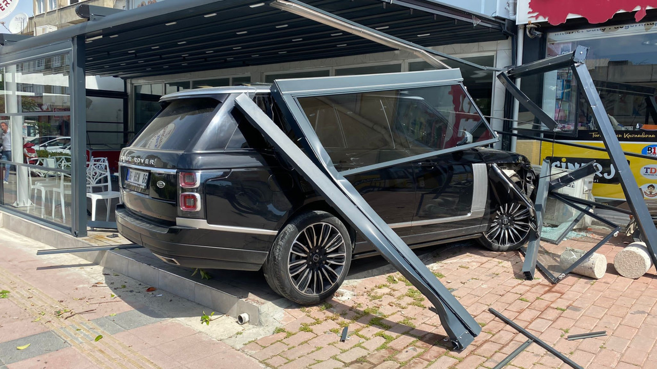 Lüks cip kafeye daldı müşteriler ölümden döndü