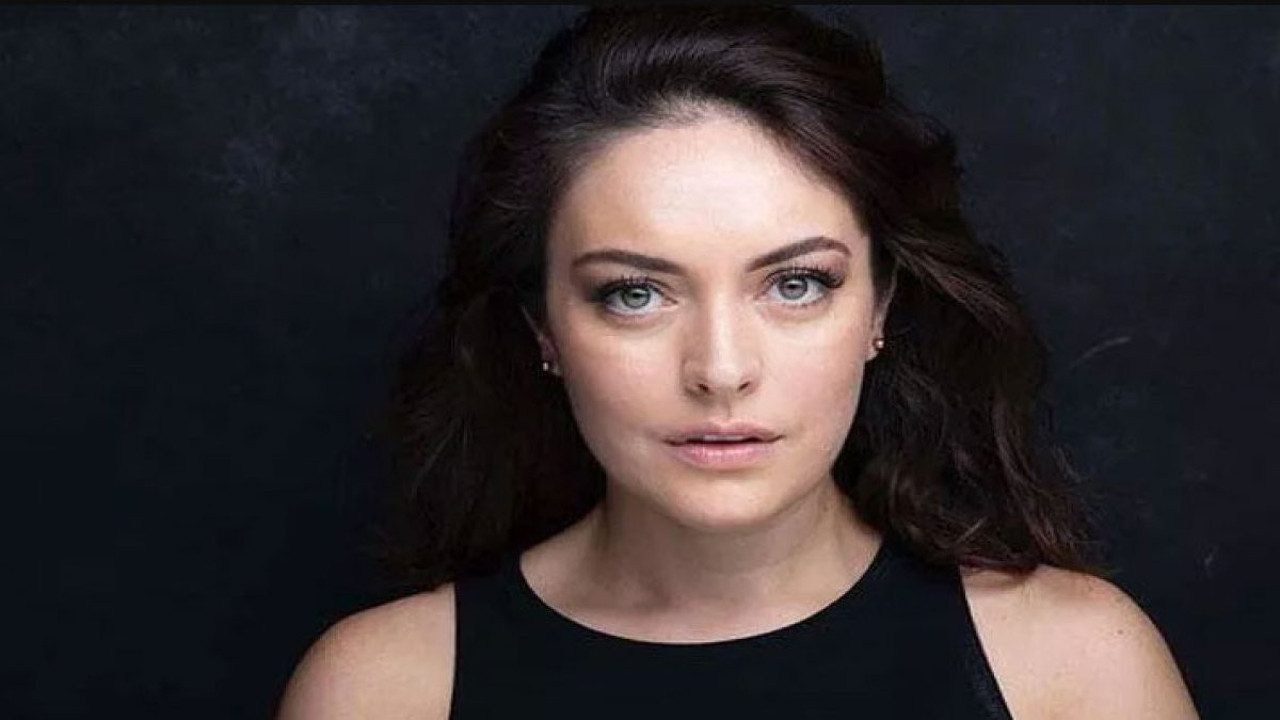 Ezgi Mola'dan kadınlara çok önemli seçim çağrısı. Hangi partilere oy vermemeleri gerektiğini tane tane anlattı