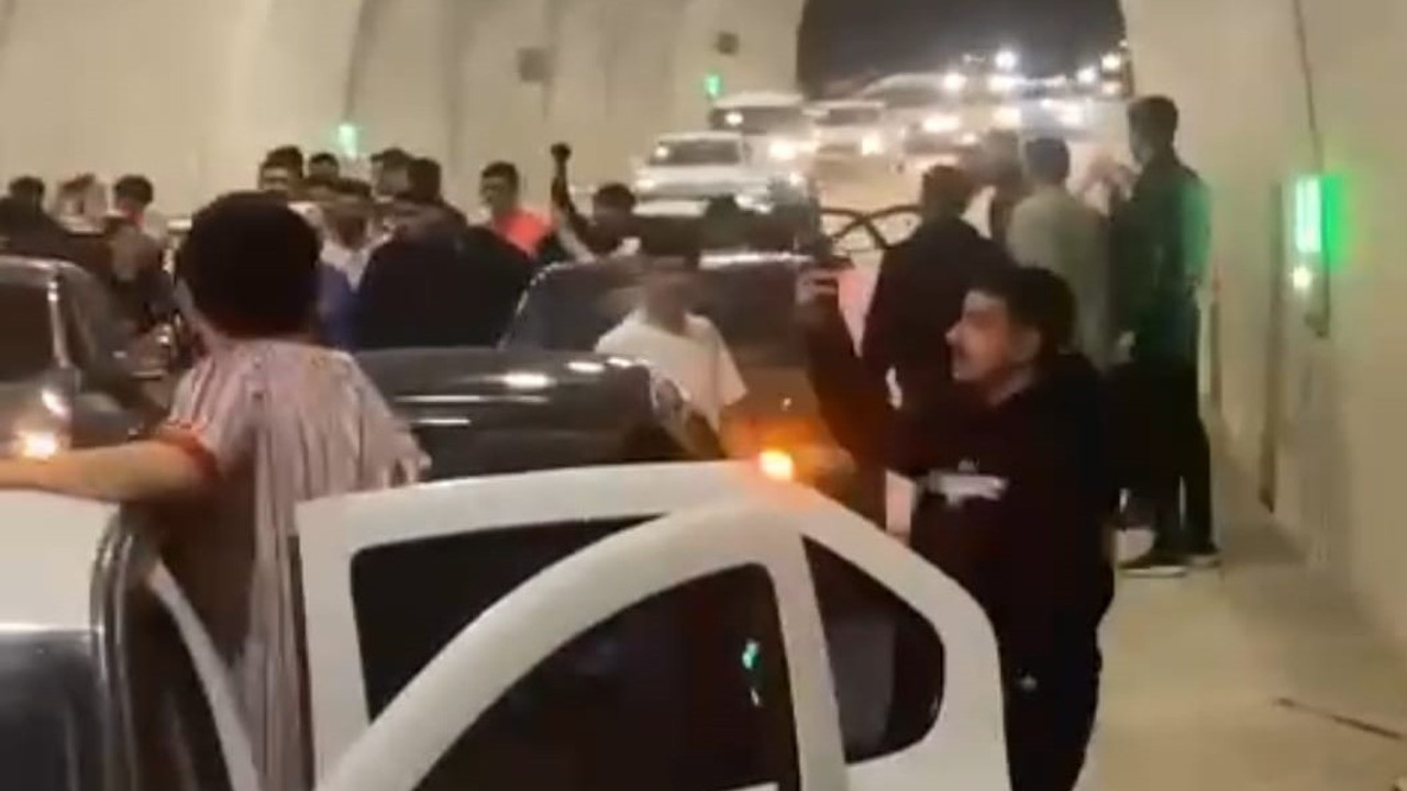 ‘Yok artık’ dedirten görüntüler. Asker eğlencesinde tüneli trafiğe kapadılar