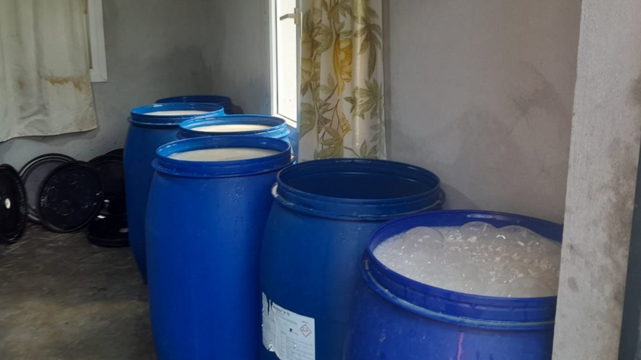 Adana'da sahte içki ile gümrük kaçağı ürünlerin ele geçirildiği operasyonda 9 zanlı gözaltına alındı.