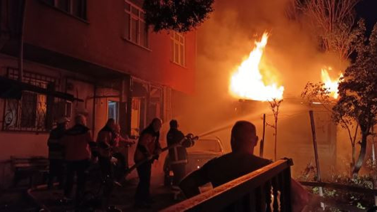 Yanan otomobil ev yaktı