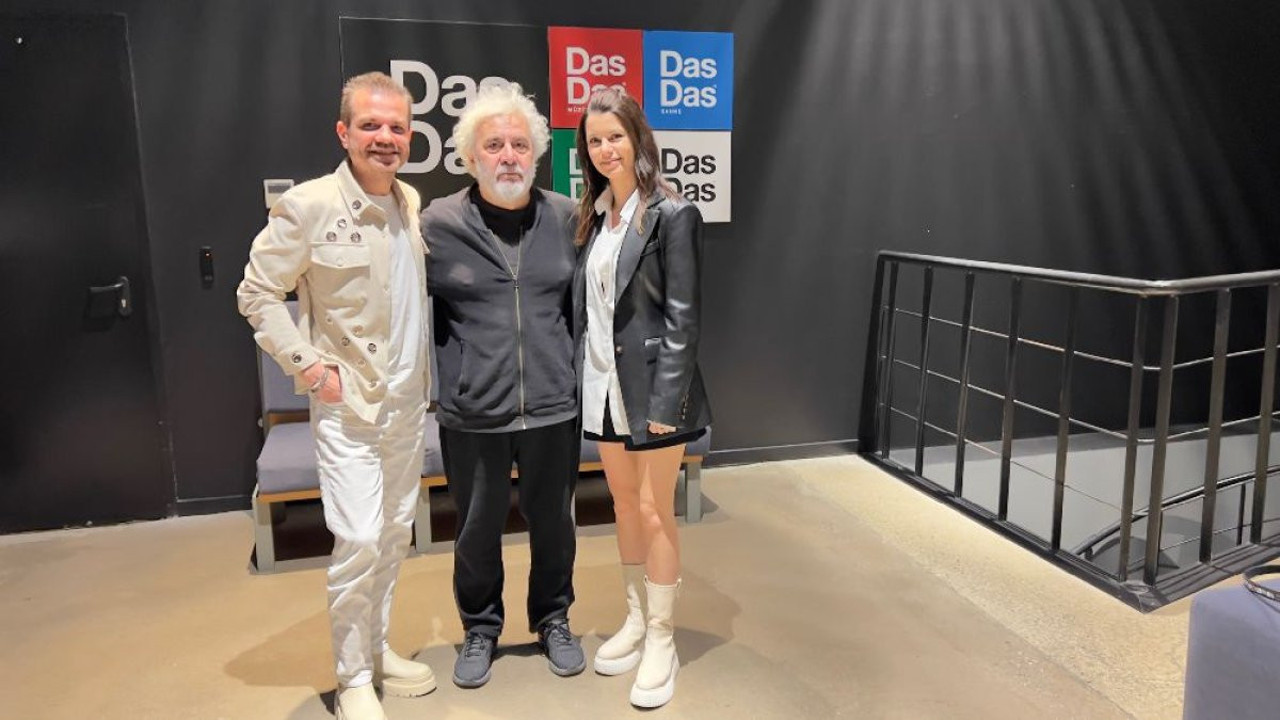 Beren Saat ve Kenan Doğulu'dan Uğur Yücel'e kulis ziyareti. Bu kez onlar fotoğraf istedi