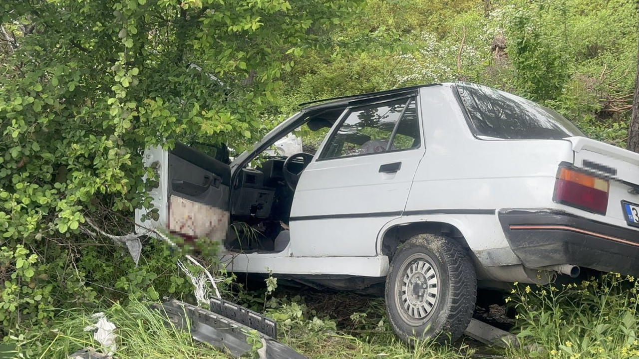Kontrolden çıkan otomobil durağa daldı