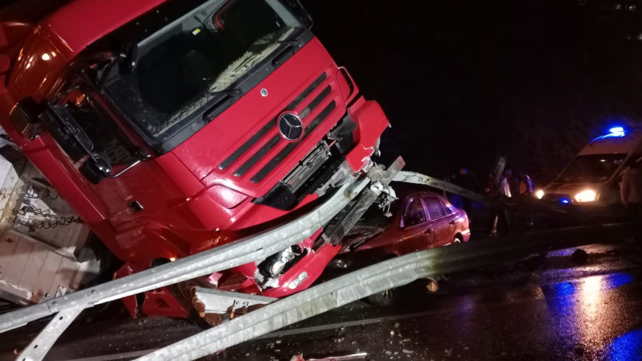 Odun yüklü tır yola devrildi