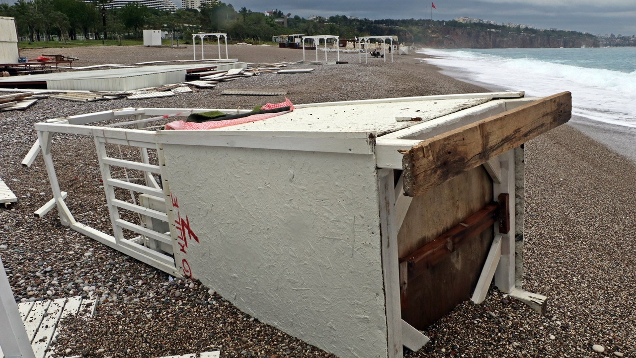 Antalya'da dev dalgalar cankurtaran kulelerini devirdi