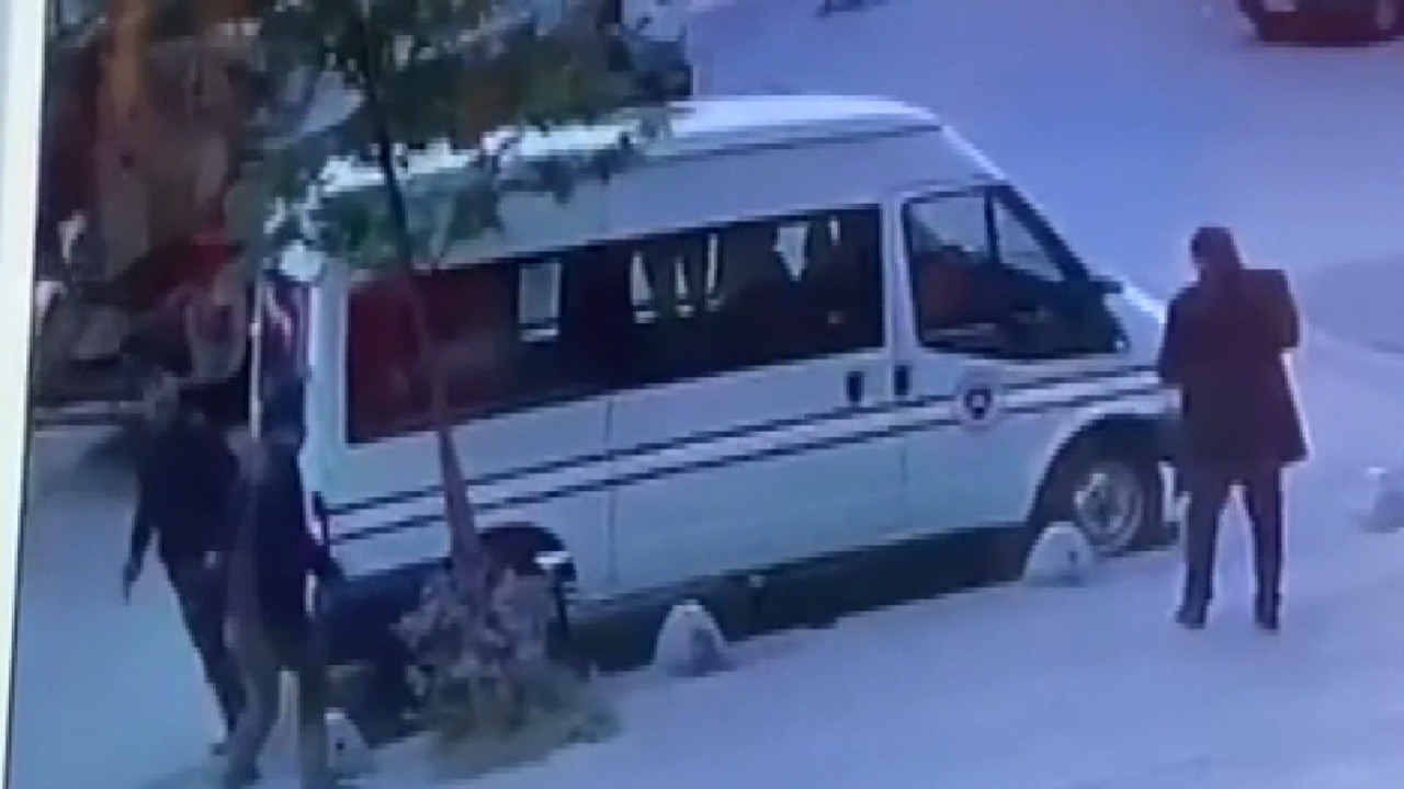 Hakim kendisine saldırdığını sandığı kişiyi vurdu. Olay saniye saniye kameralara böyle yansıdı