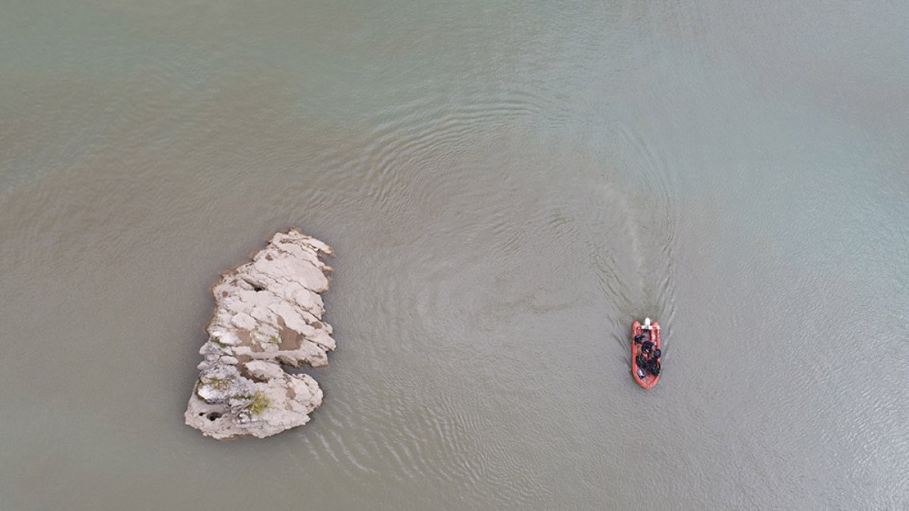 Munzur Çayı'nda kaybolan 2 gencin bulunması için suyun yönü değiştirildi