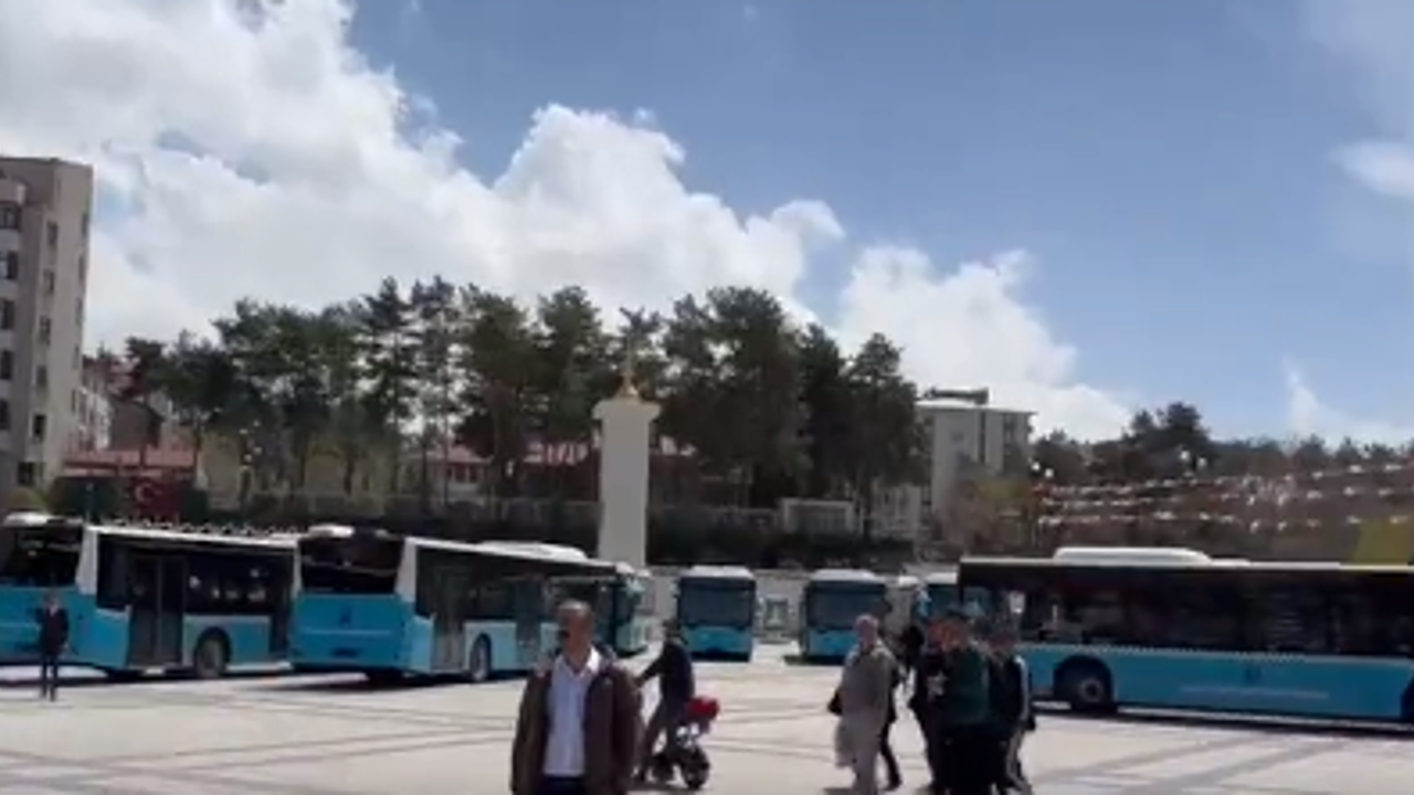 Ekrem İmamoğlu’nun Erzurum mitingini engellemek için meydana belediye otobüsleri doldurdular