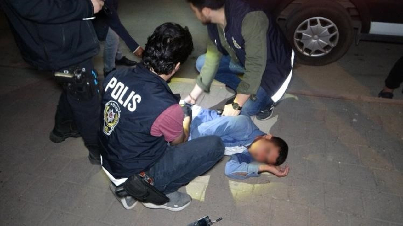 Kendisine müdahale eden sağlıkçılara saldırdı