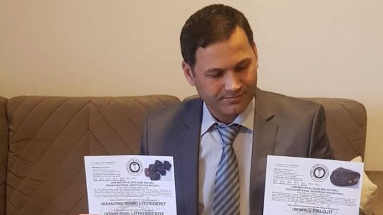 Doğa yürüyüşünde göktaşı buldular. Banka kasasına koydular