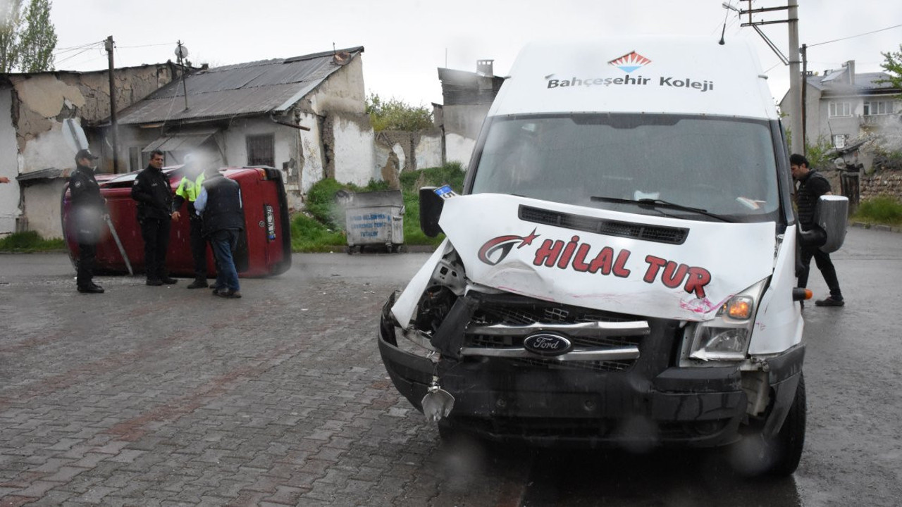 Biri öğrenci servisi iki minibüs birbirine girdi: 5 yaralı