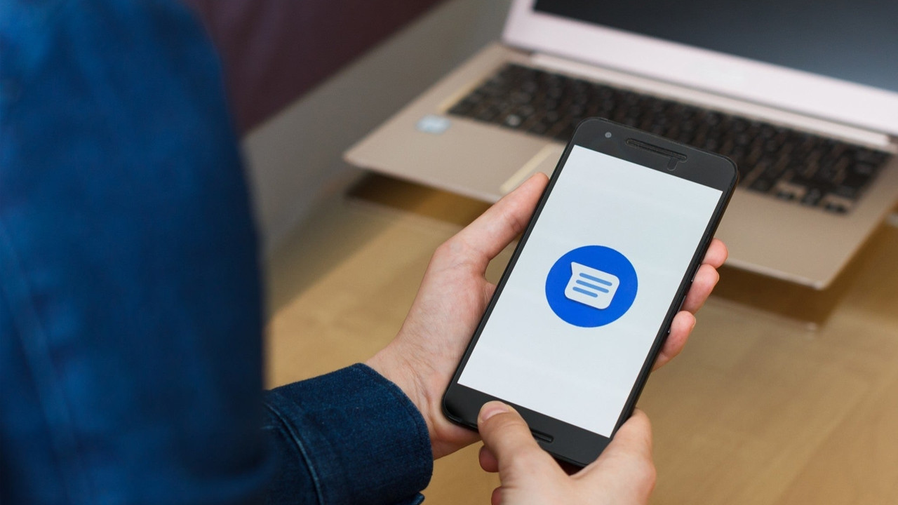 Google Mesajlar'a yapay zeka desteği geliyor. Sakin, resmi, heyecanlı ve lirik mesajlar atılabilecek