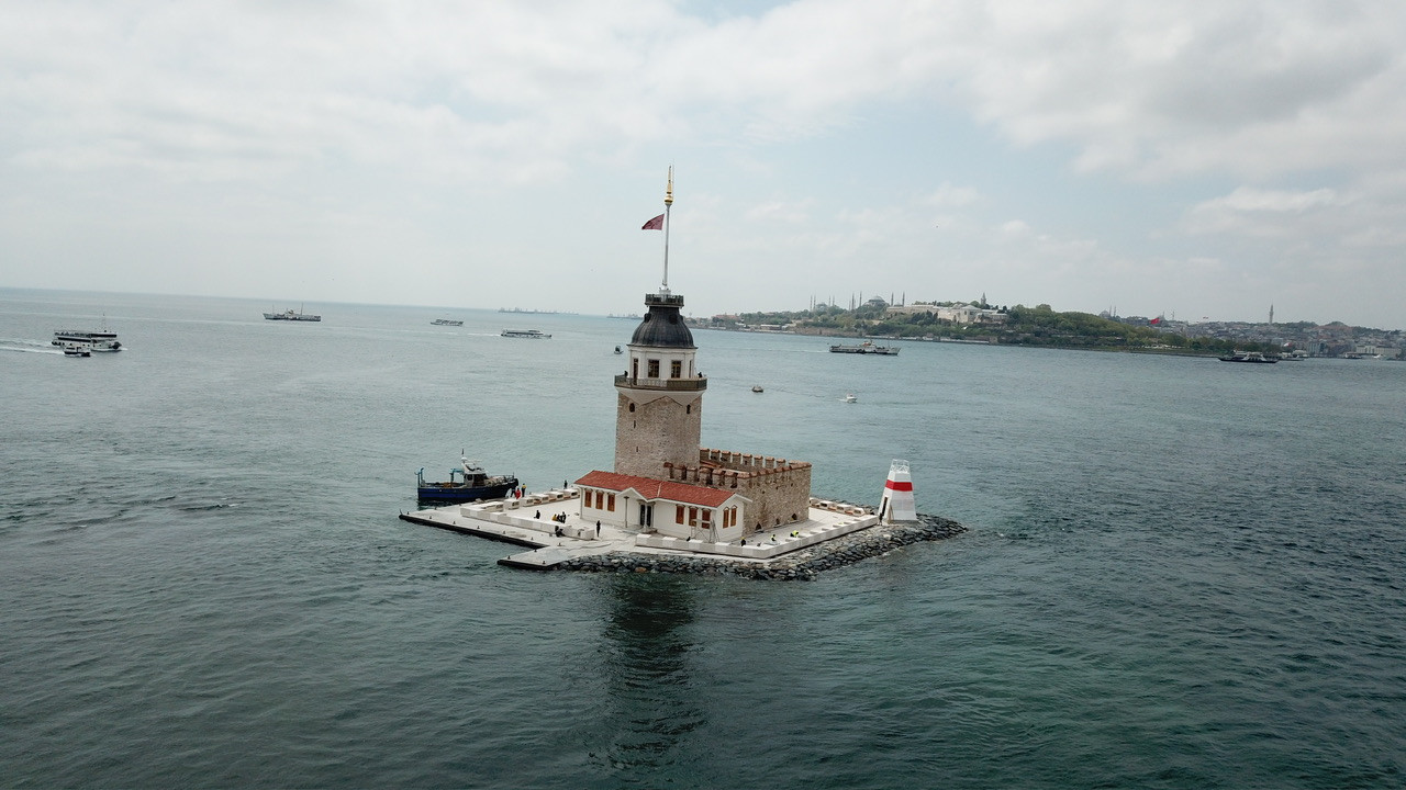 Kız Kulesi'nin yeni haline tepki yağdı. Soldaki Kız Kulesi sağdaki Topçu Kışlası. Sünger Bob kalesinden sonra bu da oldu