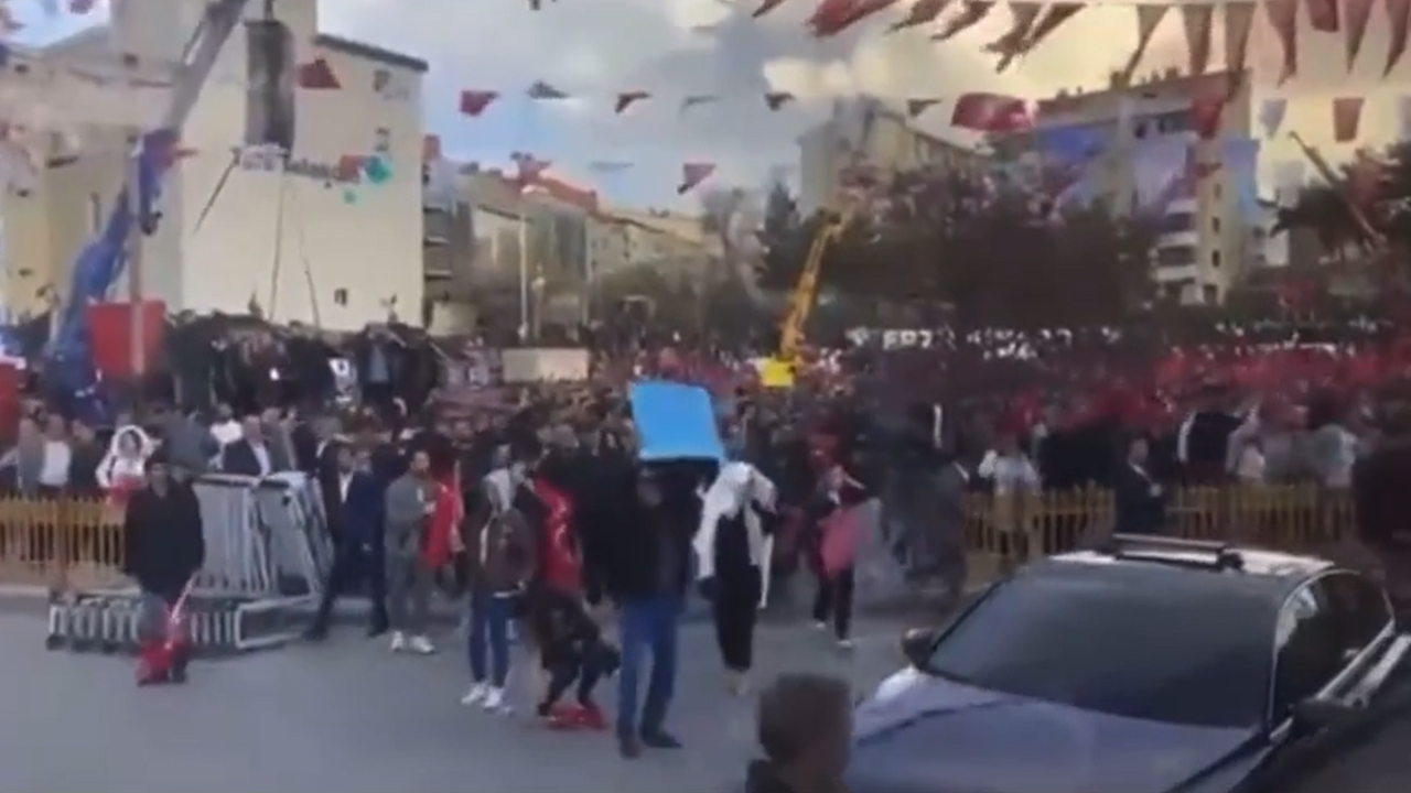 Genç kız atılan taşlara rağmen Türk bayrağını yerde bırakmadı. Mitingde atılan taşlardan biri genç kızın elindeki bayrağa geldi