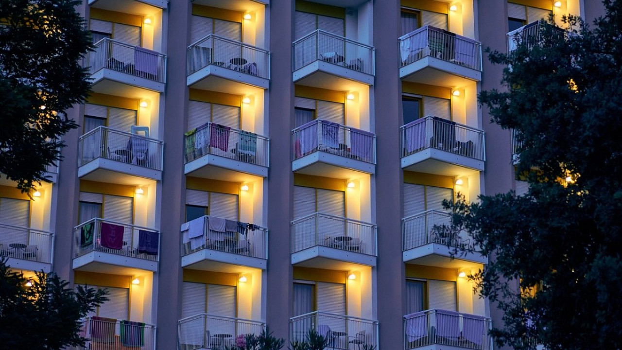 Otel balkonundan düşen Belediye Başkanı hayatını kaybetti