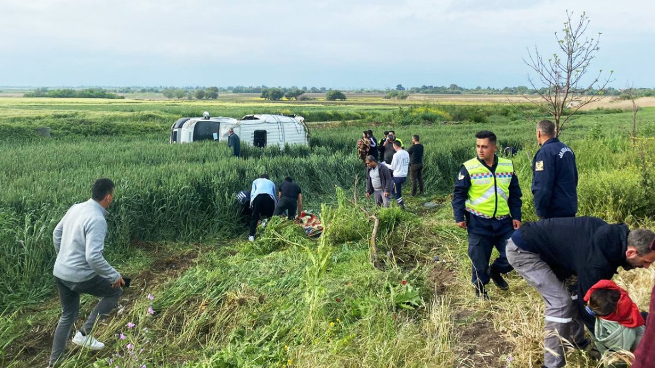 Lastiği patlayan servis minibüsü takla attı: 8 yaralı