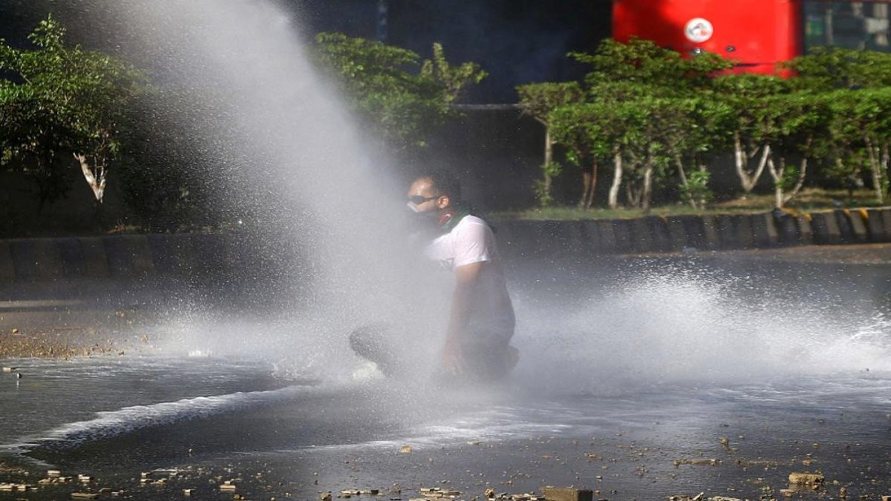Pakistan’da sokaklar savaş alanına döndü. Ölü ve yaralılar var