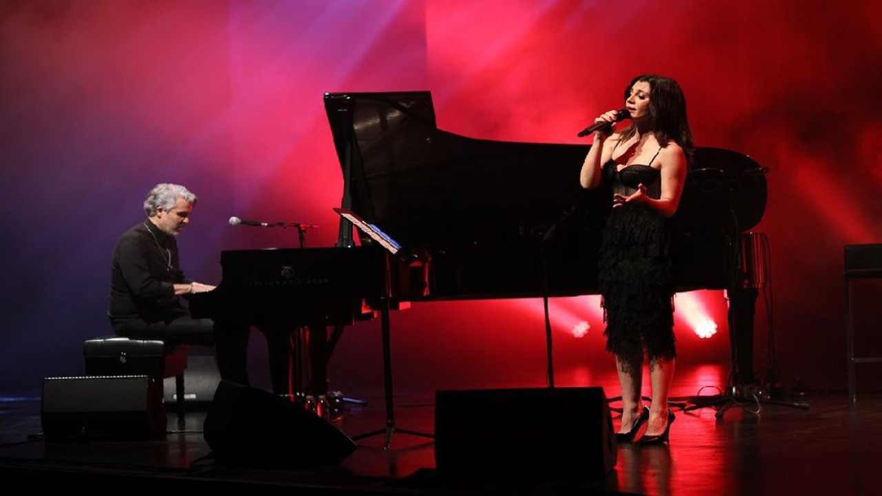 Gökçe Bahadır ve eşi Emir Ersoy depremzedeler için sahne aldı