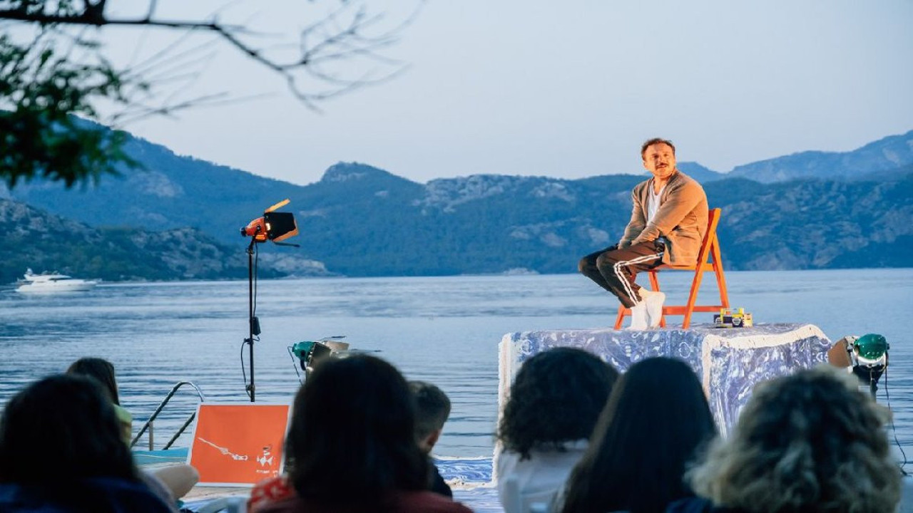 Serkan Altunorak tiyatroyu sahile taşıdı