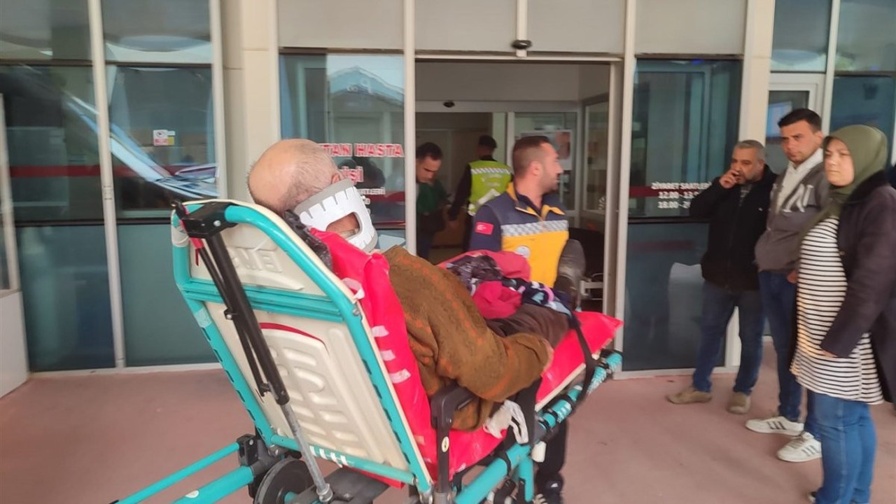 Traktör devrildi, yaşlı çift ölümden döndü