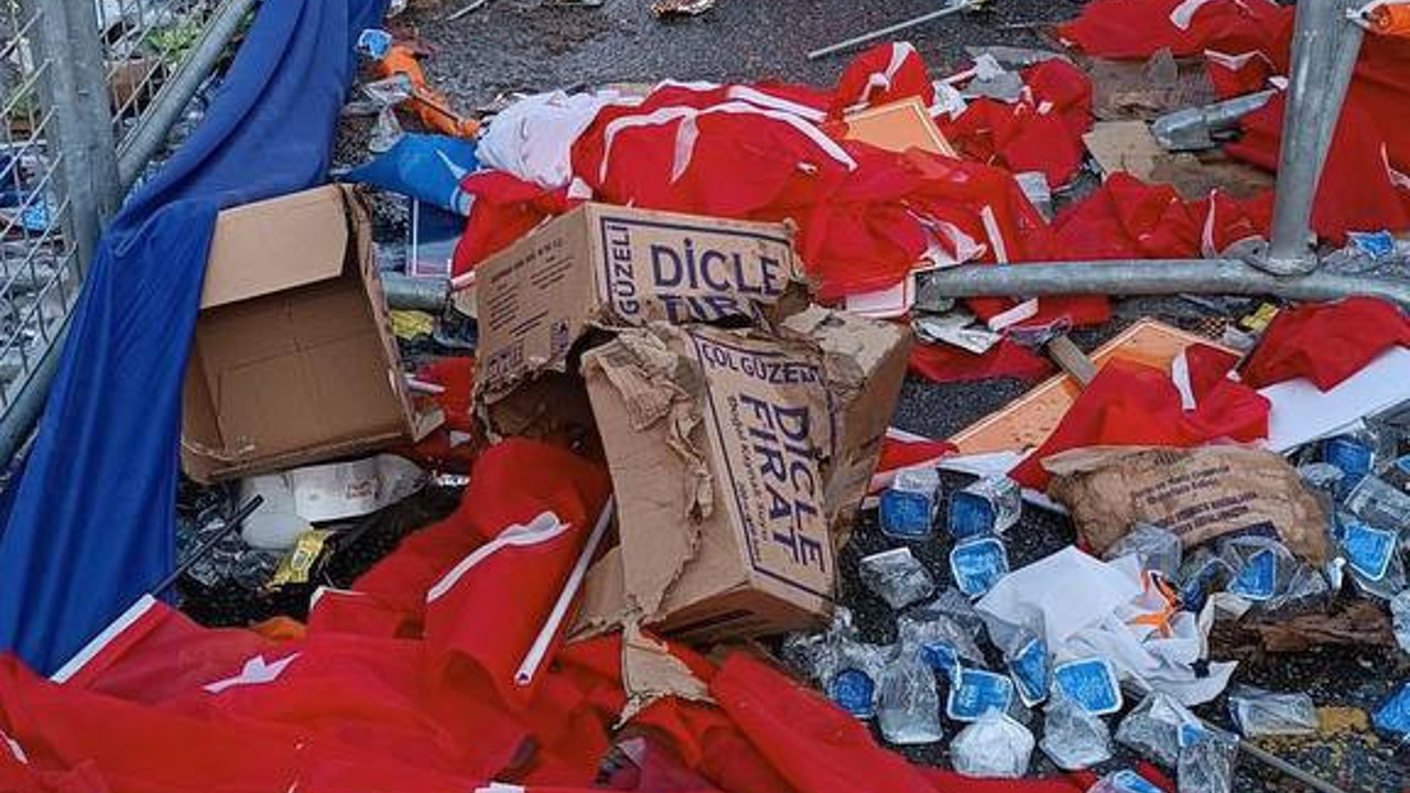 Erdoğan'ın mitinginden dağıtılan Türk bayrakları yere atıldı. Yerlilik ve millilik nutuklarından sonraki rezalet