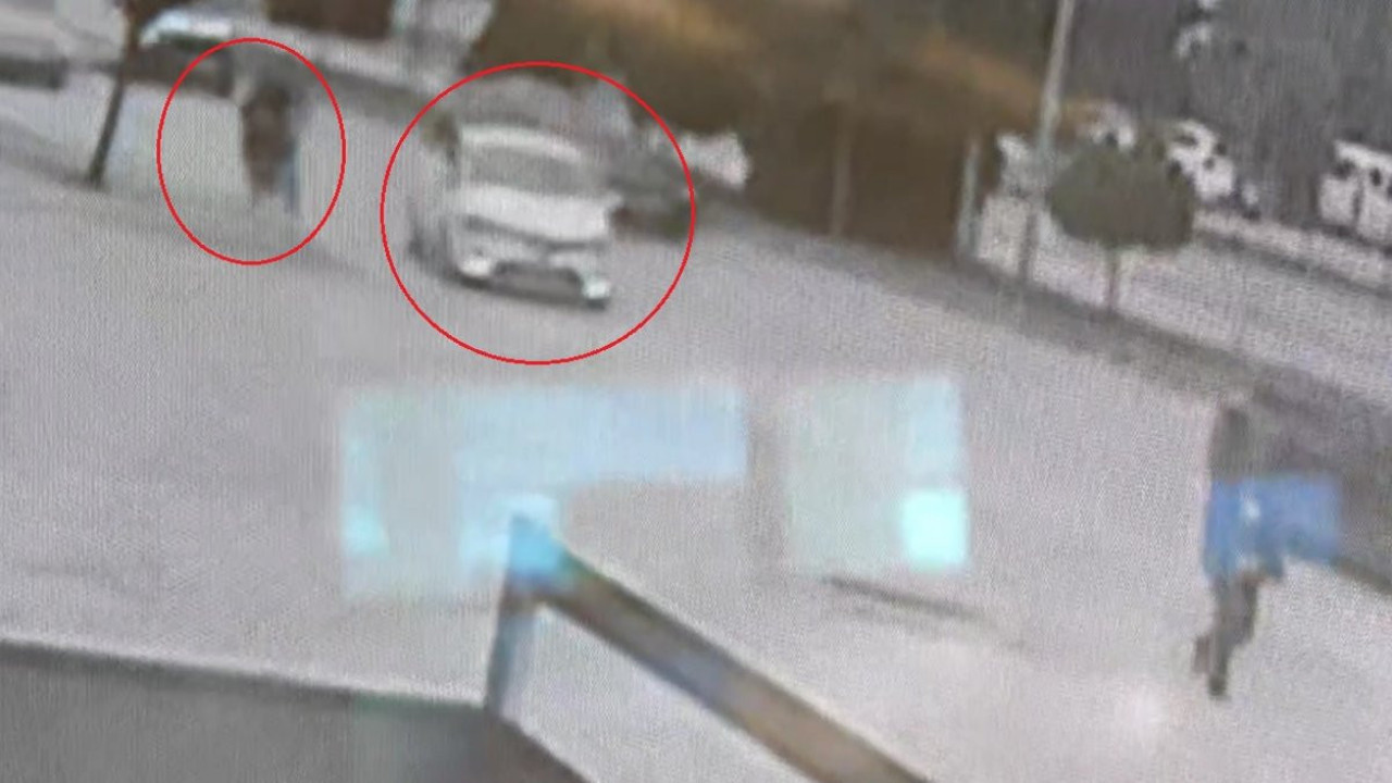 Motosiklet otomobile arkadan çarptı: Sürücü, eşi ve 3 yaşındaki kızları yaralandı