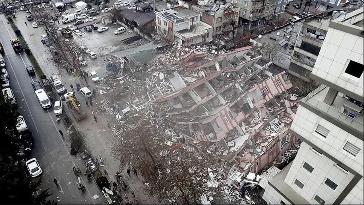 Engelli depremzedenin maaşını kestiler. İktidar enkaz altın kalmaya devam ediyor. Yazıklar olsun