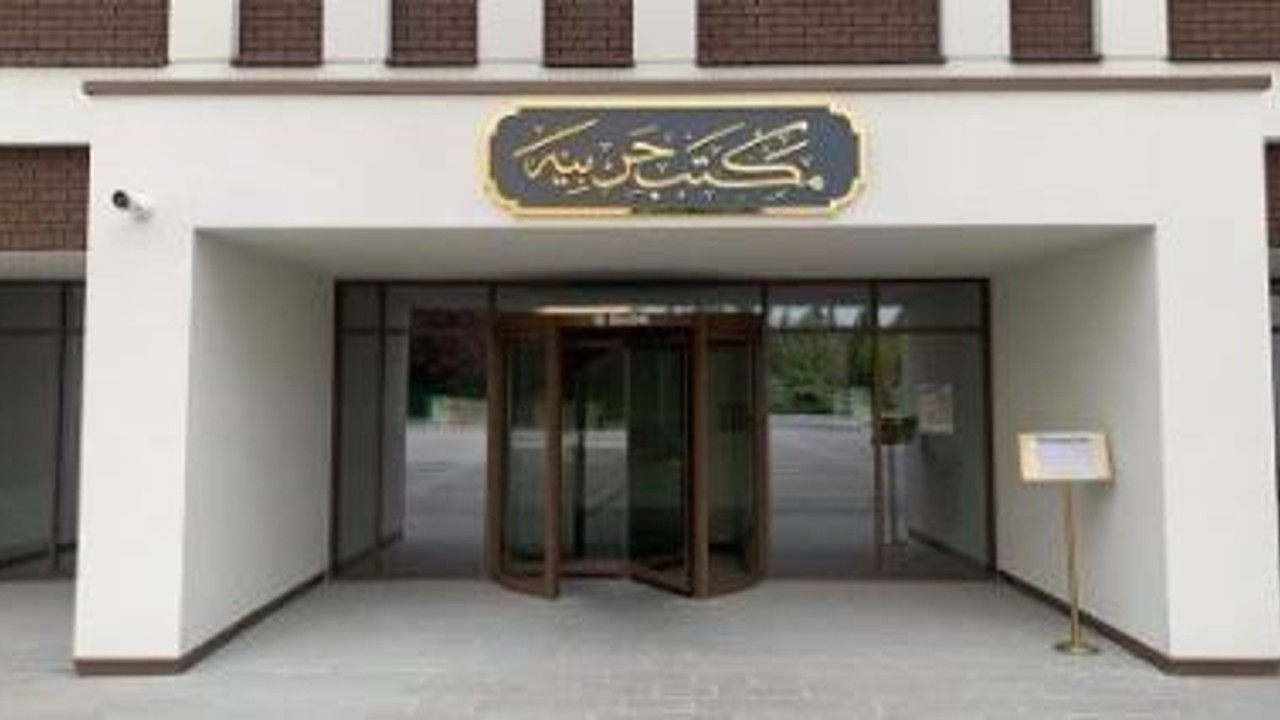 Kara Harp Okulu'na Osmanlıca tabela. Kanunu hiçe saydılar